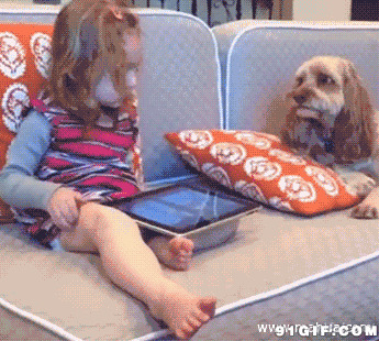 小女孩沙发犯困动态图片:小女孩