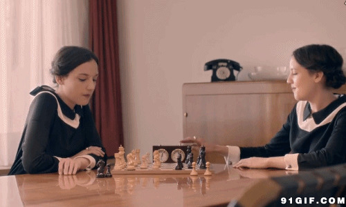 两个女人下棋高清图片