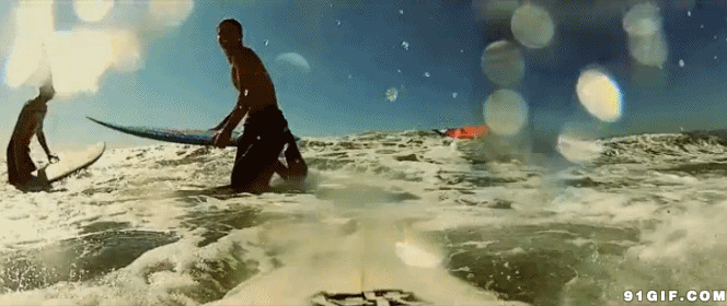 男人们海上冲浪图片