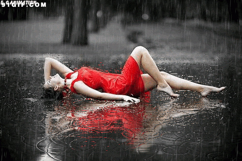 风雨中躺在地上的美女图片