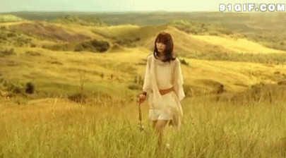 金色稻田行走的少女图片:少女
