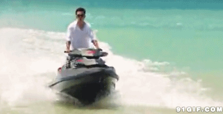 男子驾驶海上摩托艇图片
