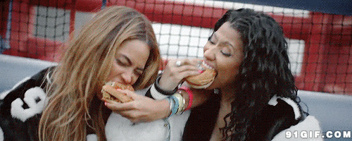 两个女子咬汉堡动态图片