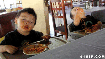 吃饭打瞌睡的小男孩图片