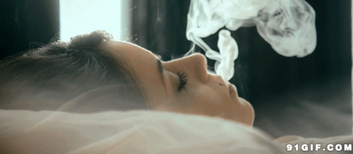 美女躺着吸烟动态图片:吸烟