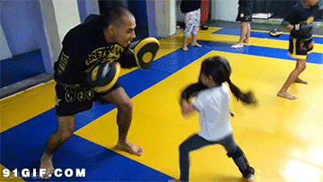 小女孩学拳击动态图片:拳击