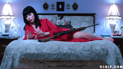 红衣美女床上玩枪动态图片
