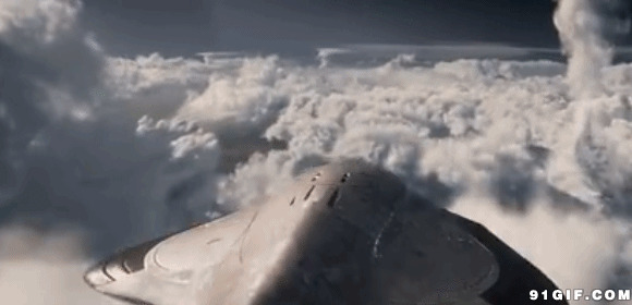 隐形飞机穿越云层图片
