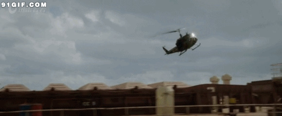 直升飞机飞越屋顶图片:直升机