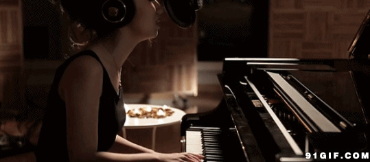少女弹钢琴歌唱动态图片