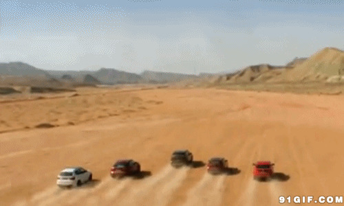 沙漠里飞驰而过车队图片