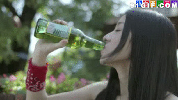 女汉子对瓶喝啤酒图片:喝啤酒,喝酒