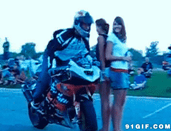 骑摩托停车亲吻图片:亲吻