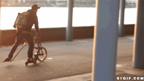清晨骑独轮车的年轻人图片:骑车