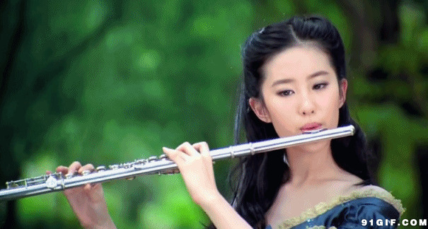 吹笛子的刘亦菲图片
