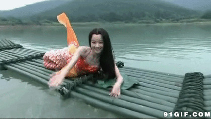 美女海上竹筏戏水图片