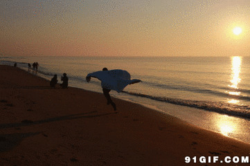 男子海边恶搞奔跑动态图片:男子,海边,奔跑