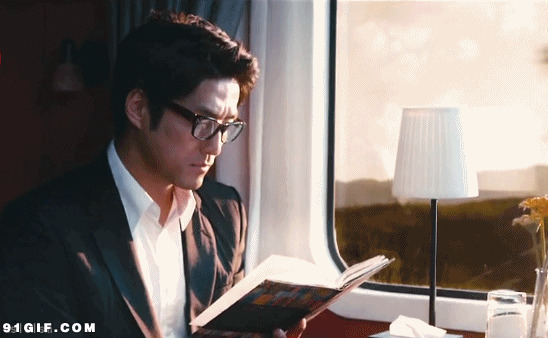 火车上看书男子图片:男子