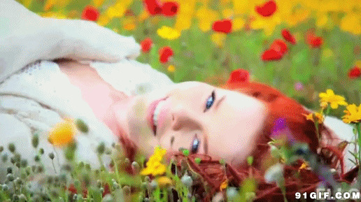 小草鲜花上躺着的女孩图片