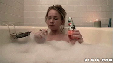 美女洗澡吸烟喝酒图片