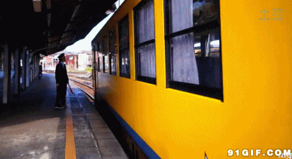 火车开出站台图片:火车