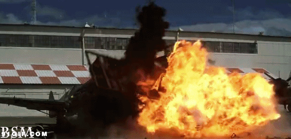 战斗机击中汽车爆炸起火图片