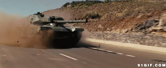坦克开上公路横冲直撞图片:坦克