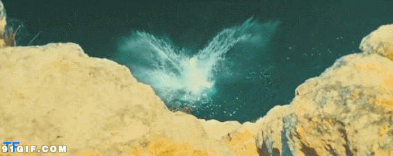 男子从悬崖跳入海中图片:跳海,悬崖,男子
