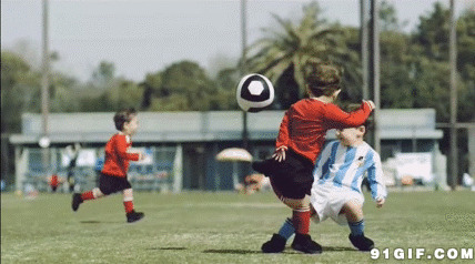 小孩子踢足球视频图片