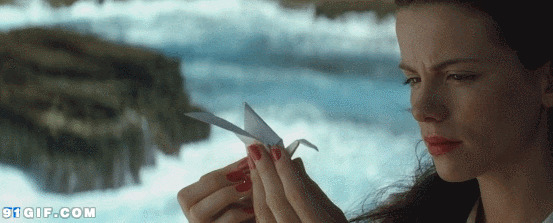 折纸鹤的外国女子图片
