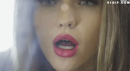 画唇膏的美少女动态图片:少女,画唇,口红