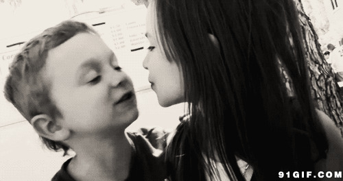 国外小孩亲吻视频图片:亲吻