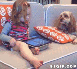 打瞌睡小女孩被狗狗惊醒搞笑图片:狗狗,打瞌睡