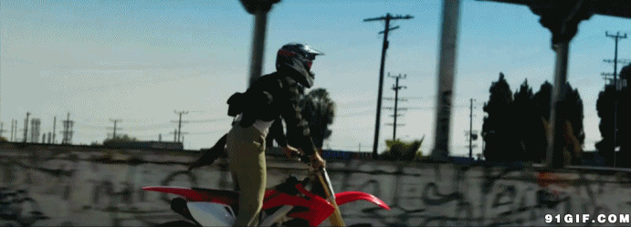 越野摩托车手跳跃障碍图片