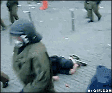 国外警察踢人视频图片:警察,踢人