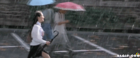 拿伞雨中奔跑的女孩图片