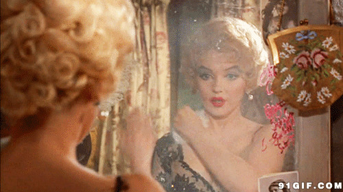 贵妇人对镜子打粉底图片:贵妇,化妆