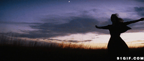 女子夕阳下奔跑唯美图片:奔跑,唯美,野外
