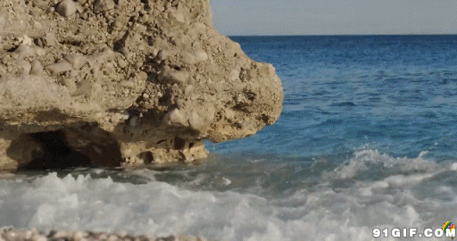 清澈的海浪拍打岸边岩石图片:海浪,岩石二
