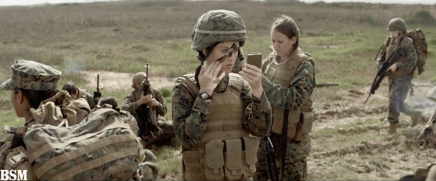 战场女兵动态图片:女兵