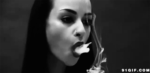女烟鬼吐烟圈图片:吸烟,烟圈,黑白