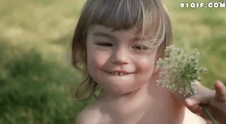 摘小草的可爱小女孩图片