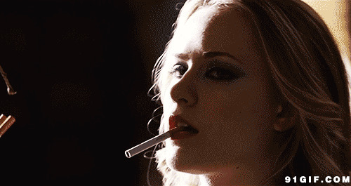 嘴叼香烟的欧美少女图片