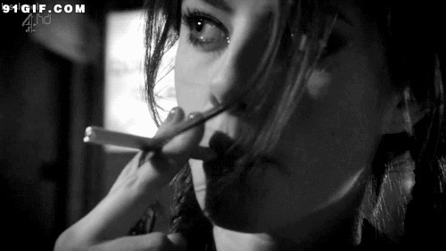 吸烟的女人黑白图片
