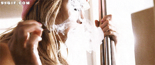 抽烟女孩吐出的烟圈图片