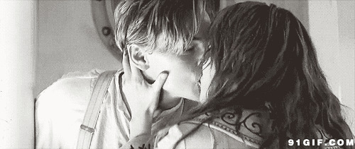 女孩主动亲吻男生图片:,亲吻,黑白