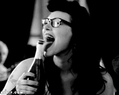 女人喝酒舌头舔酒瓶视频图片:喝酒,黑白