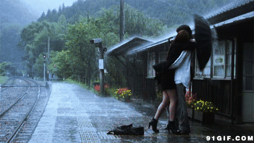 情人雨中情不自禁相拥抱图片:情人,雨中,拥抱