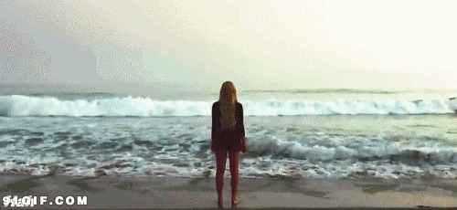女孩海边观潮唯美图片:大海,观潮