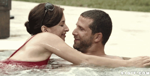 情侣泳池亲密亲吻图片:情侣,亲吻,戏水